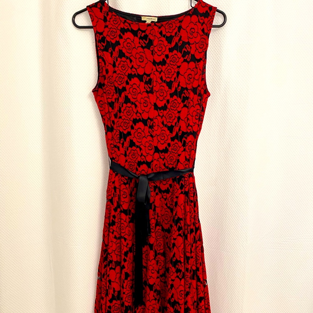 Midi sleeveless dress.